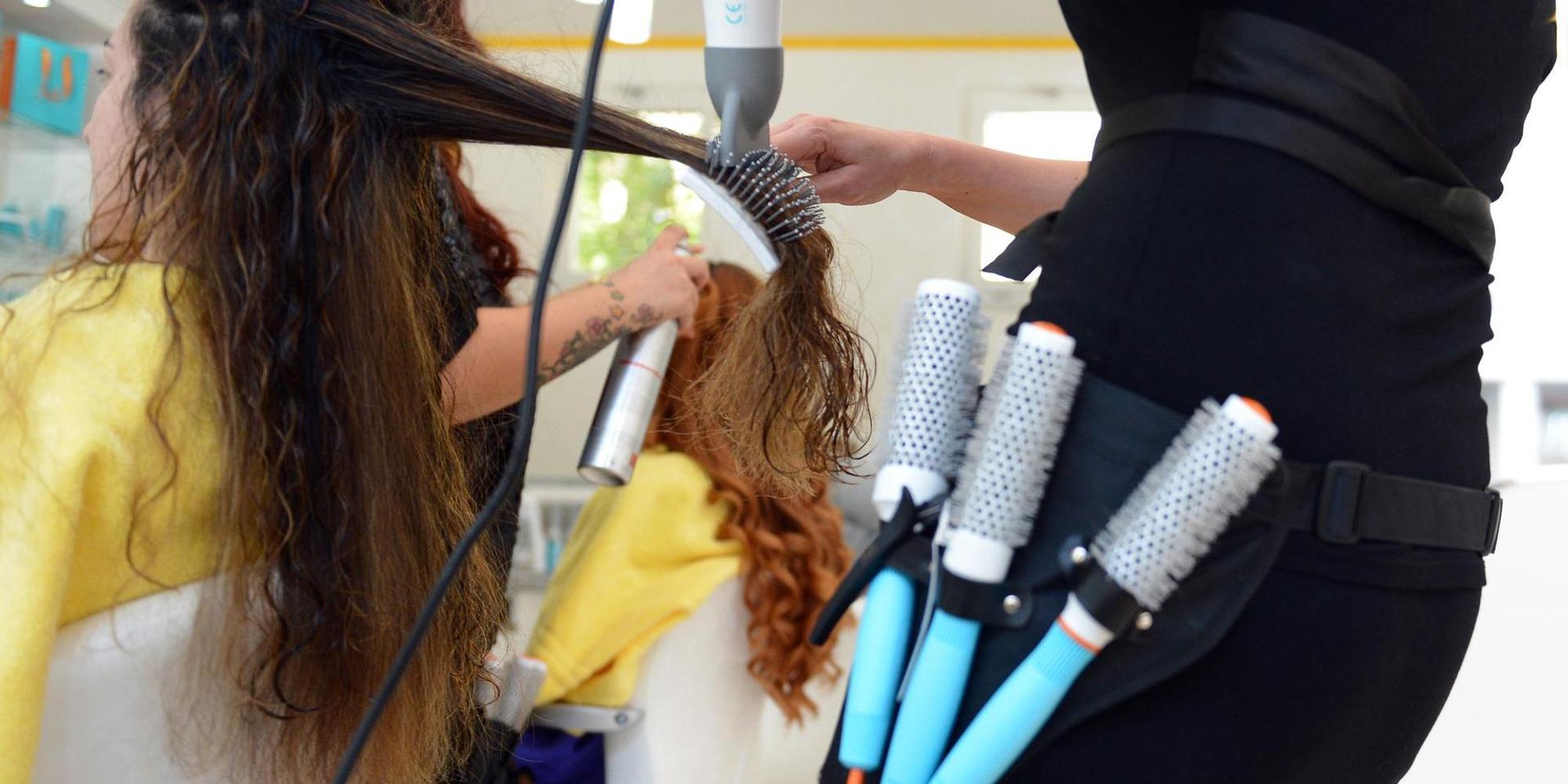 Frau_sitzt_beim_Friseur
