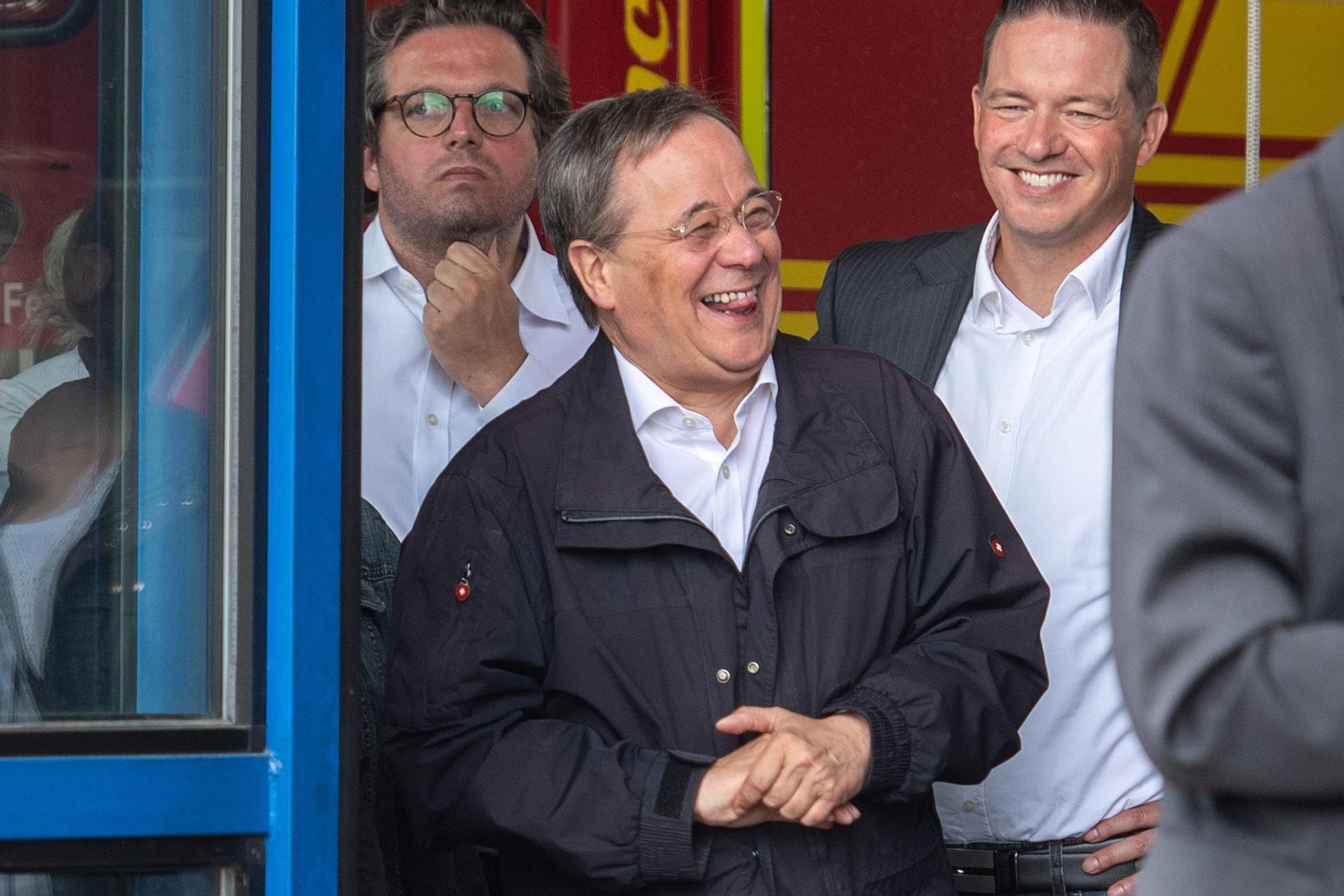 Laschet lacht