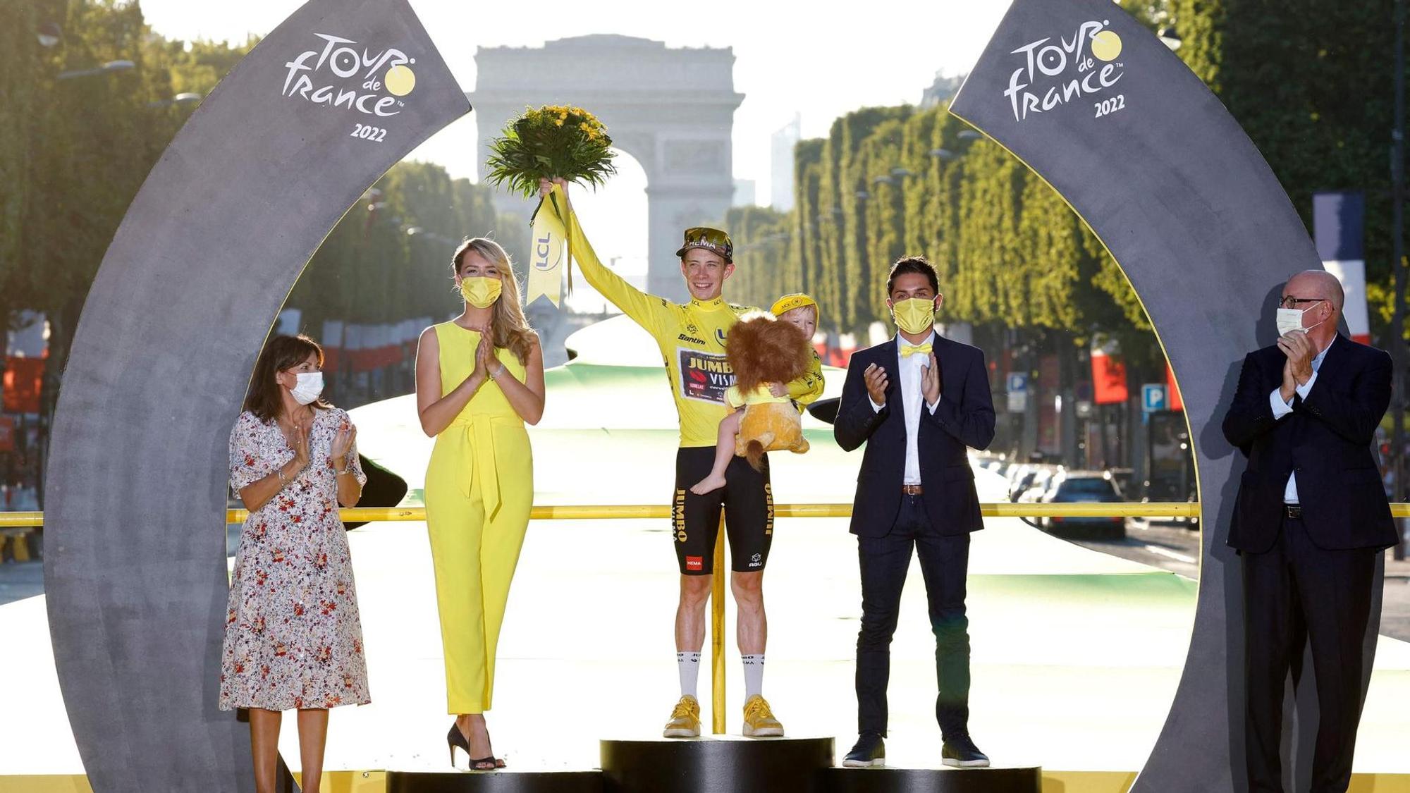 Toursieger Jonas Vingegaarrd vor dem Triumphbogen in Paris.