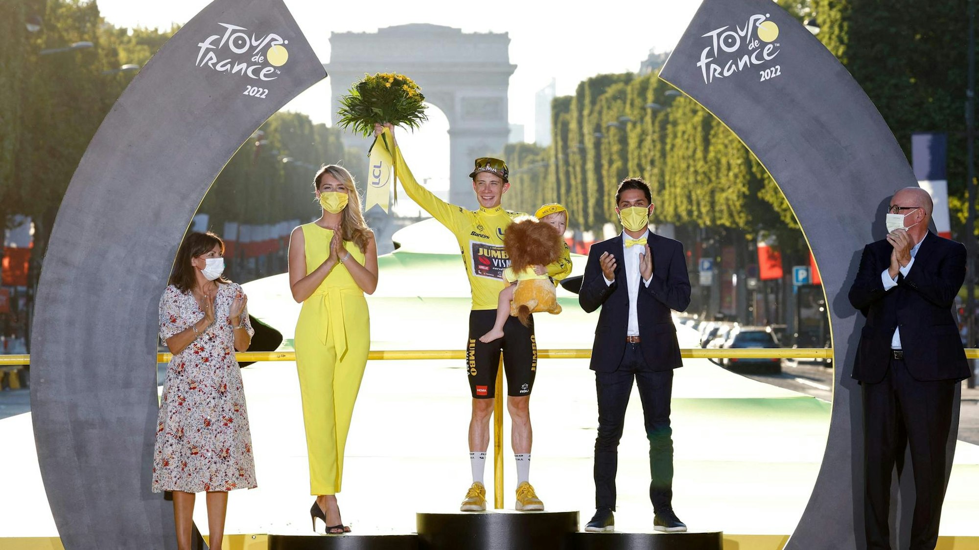 Toursieger Jonas Vingegaarrd vor dem Triumphbogen in Paris.