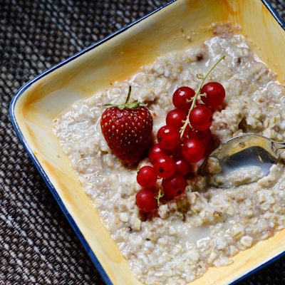 Haferschleim_mit_Obst_in_einer_Schüssel