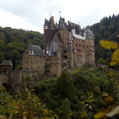 Burg Eltz nah dpa