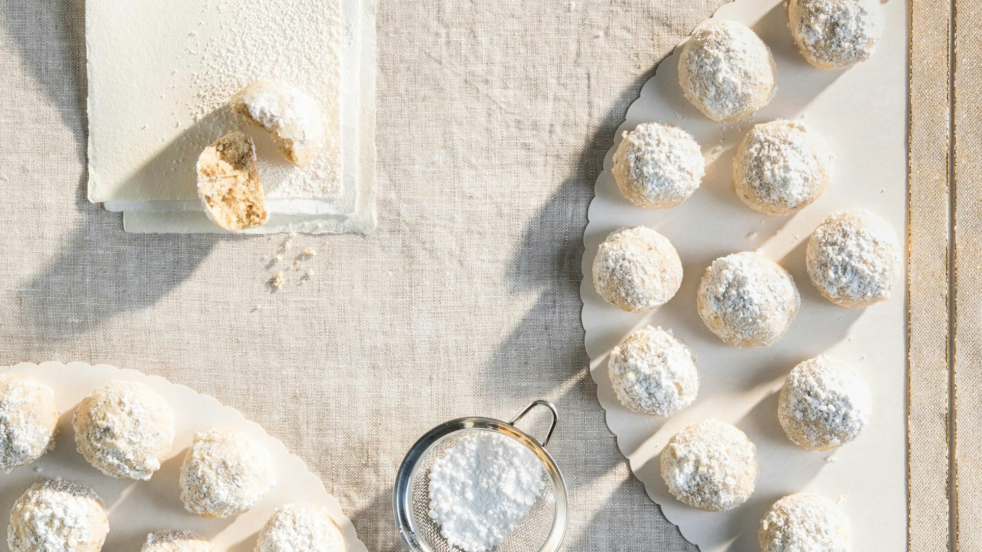 kleine helle Bällchen mit Puderzucker