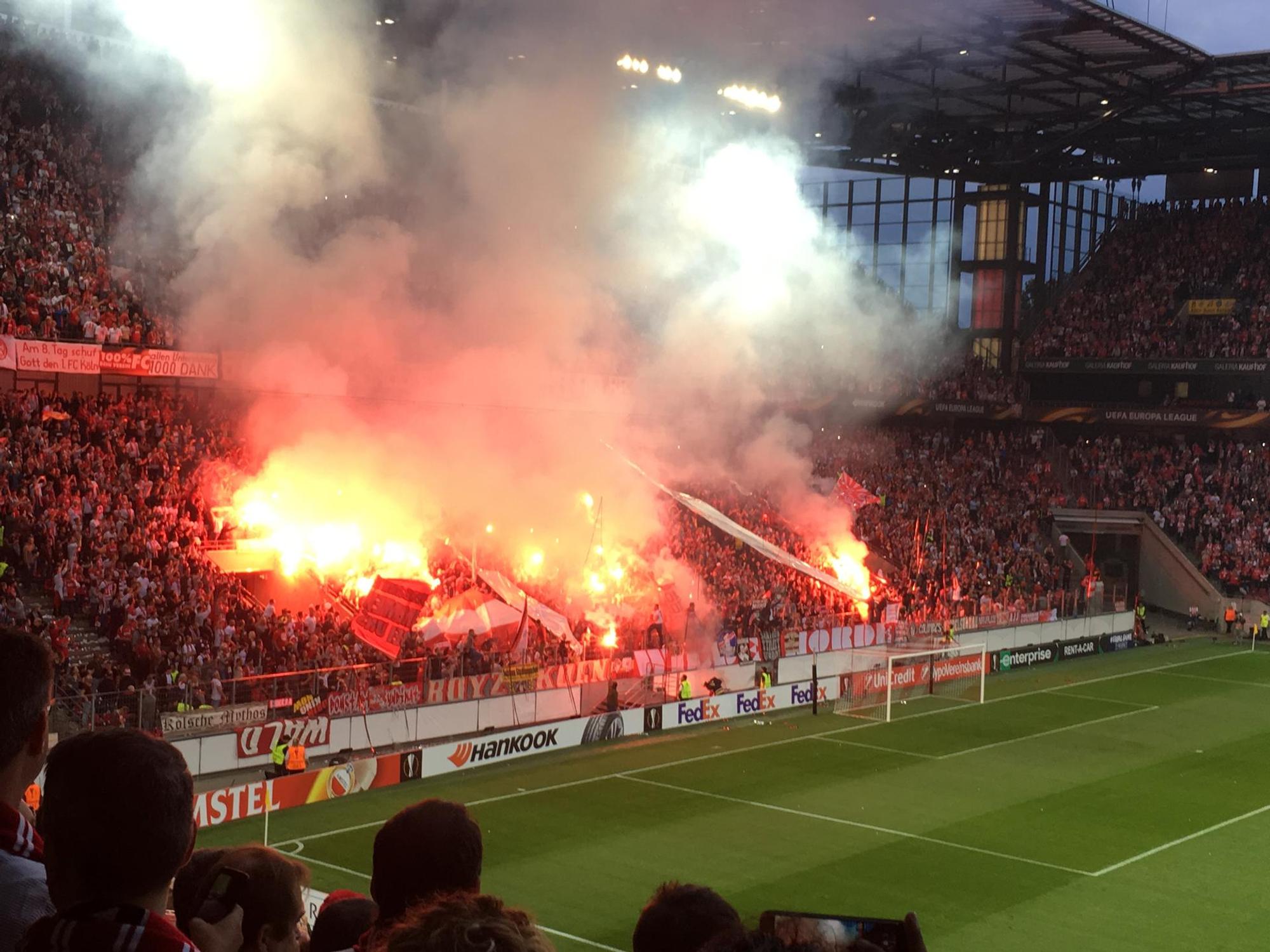 Pyrotechnik im Stadion Volker Lange