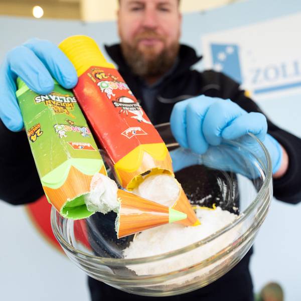 Ein Kölner Zollfahnder zeigt geschmuggeltes Crystal Meth, das 2021 am Flughafen Köln/Bonn sichergestellt wurde.