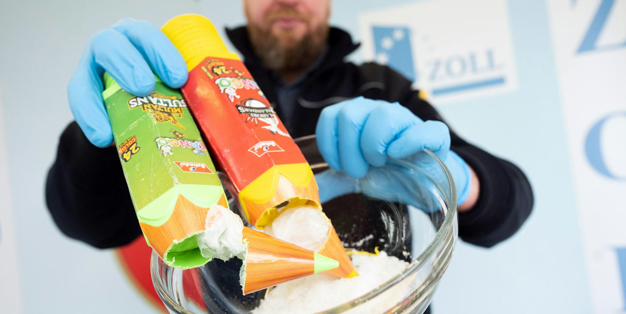 Ein Kölner Zollfahnder zeigt geschmuggeltes Crystal Meth, das 2021 am Flughafen Köln/Bonn sichergestellt wurde.