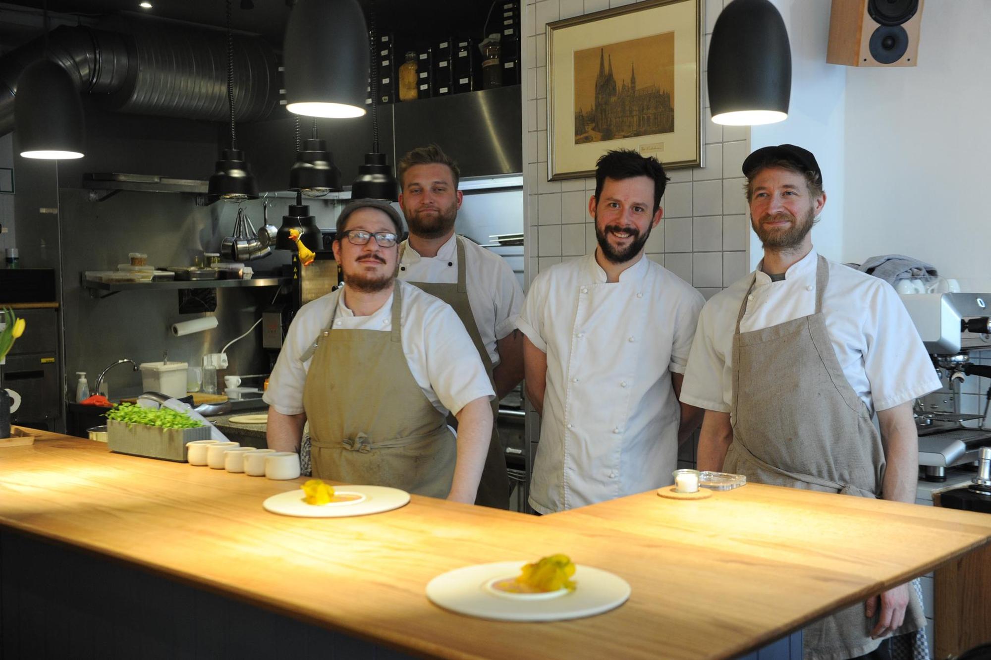 Küchenchef Enrico Sablotny und sein Team stehen in der Küche.