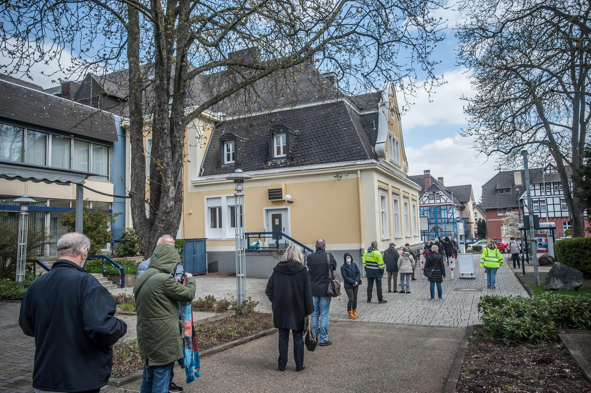 impfzentrum-schlange-LE-leverkusen08042021ALF_9888