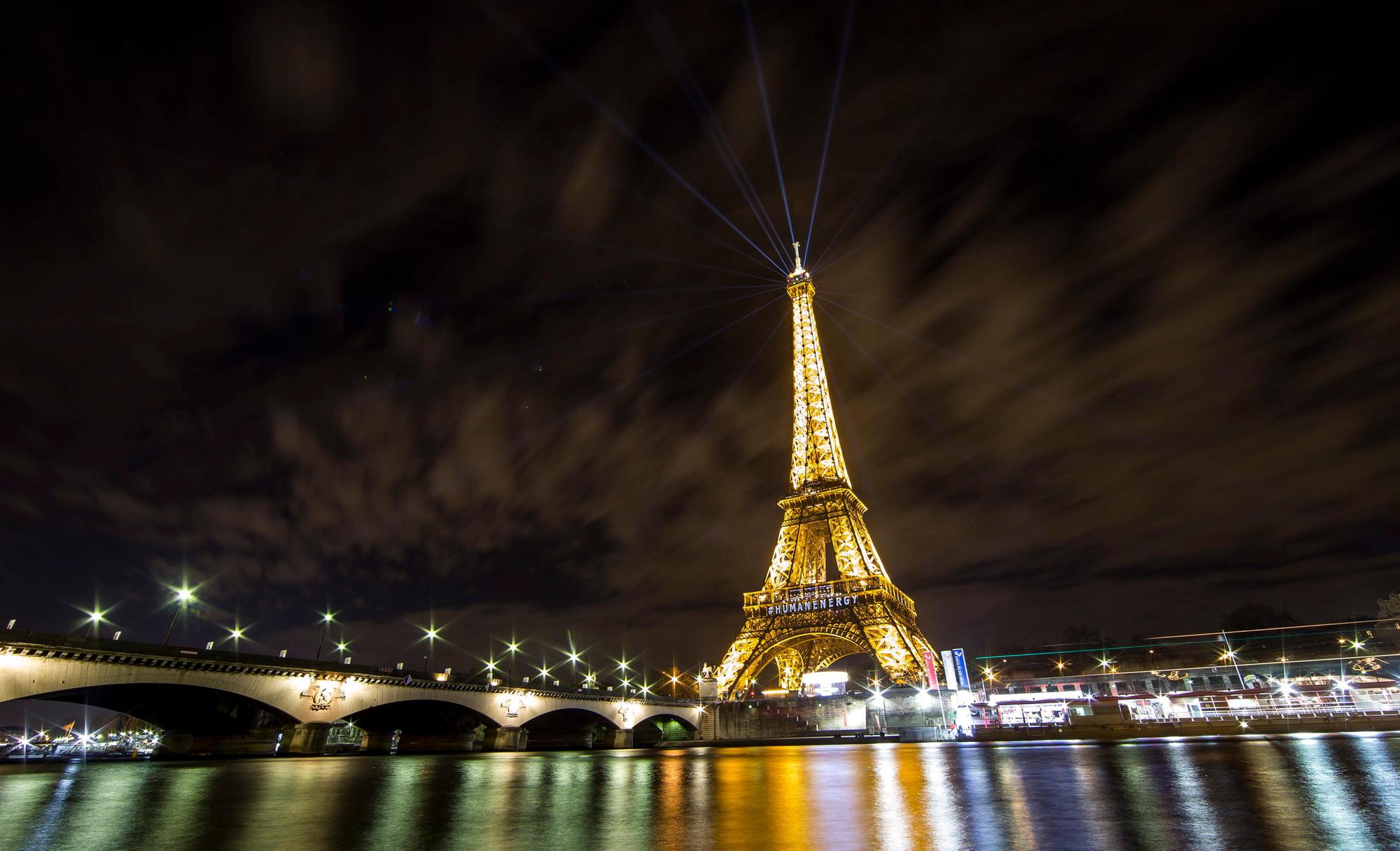 eiffelturm_paris_nacht_dpa