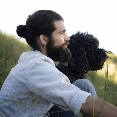 Bärtiger Mann mit Hund