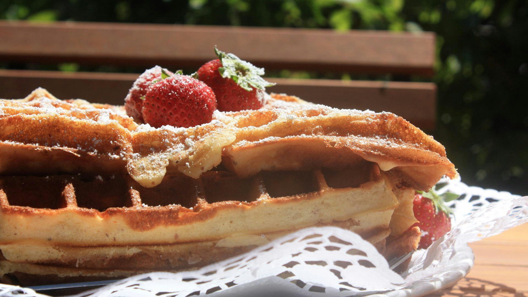 mit Erdbeeren dekorierte Waffeln