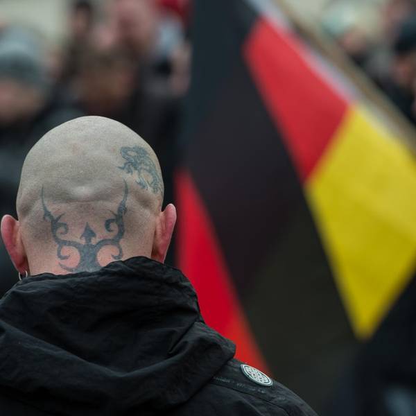 Kahlgeschorener Hinterkopf eines Nazis während einer rechtsextremen Demonstration.