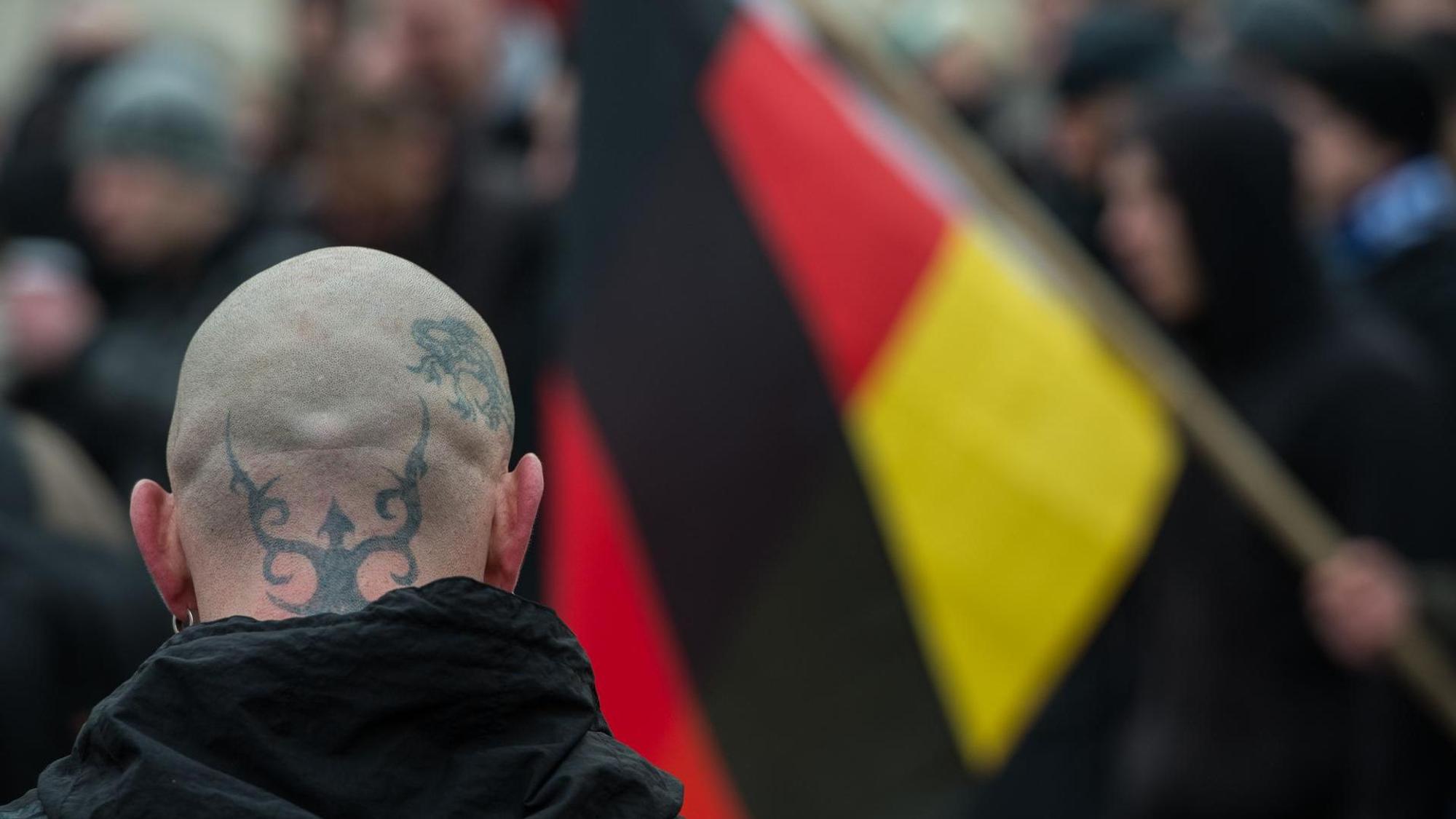Kahlgeschorener Hinterkopf eines Nazis während einer rechtsextremen Demonstration.