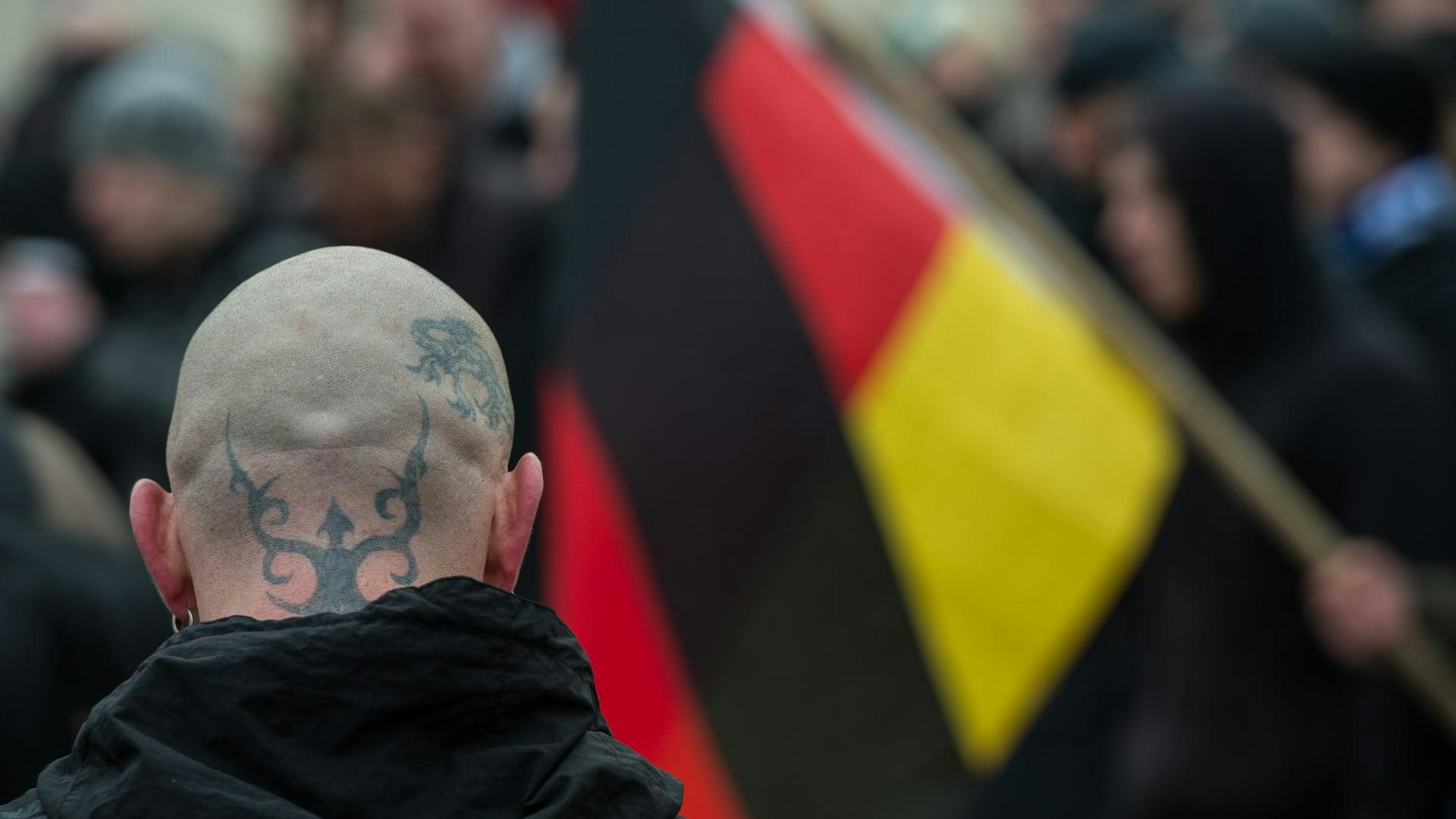 Kahlgeschorener Hinterkopf eines Nazis während einer rechtsextremen Demonstration.