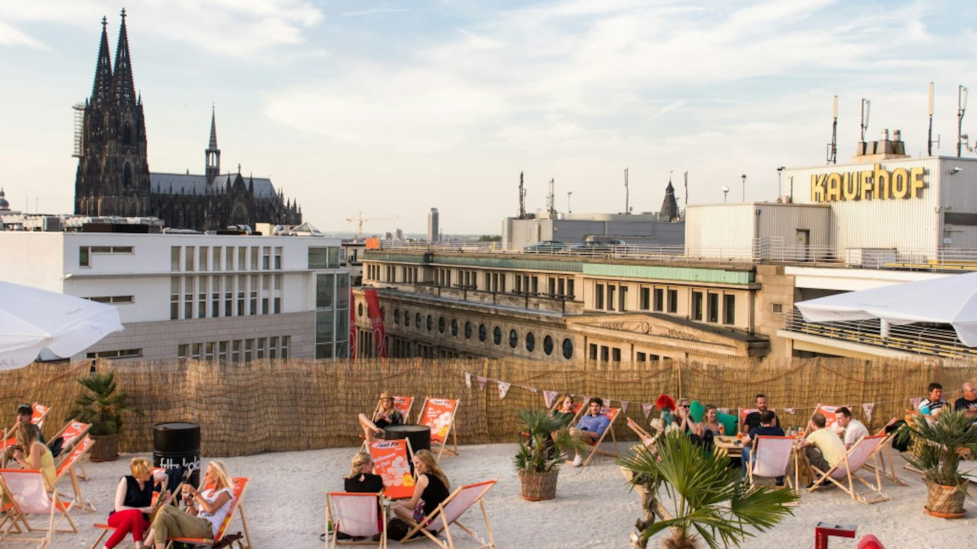 Feiner Sand, Sonnenliegen und Strandkörbe am Strand der SonnenscheinEtage