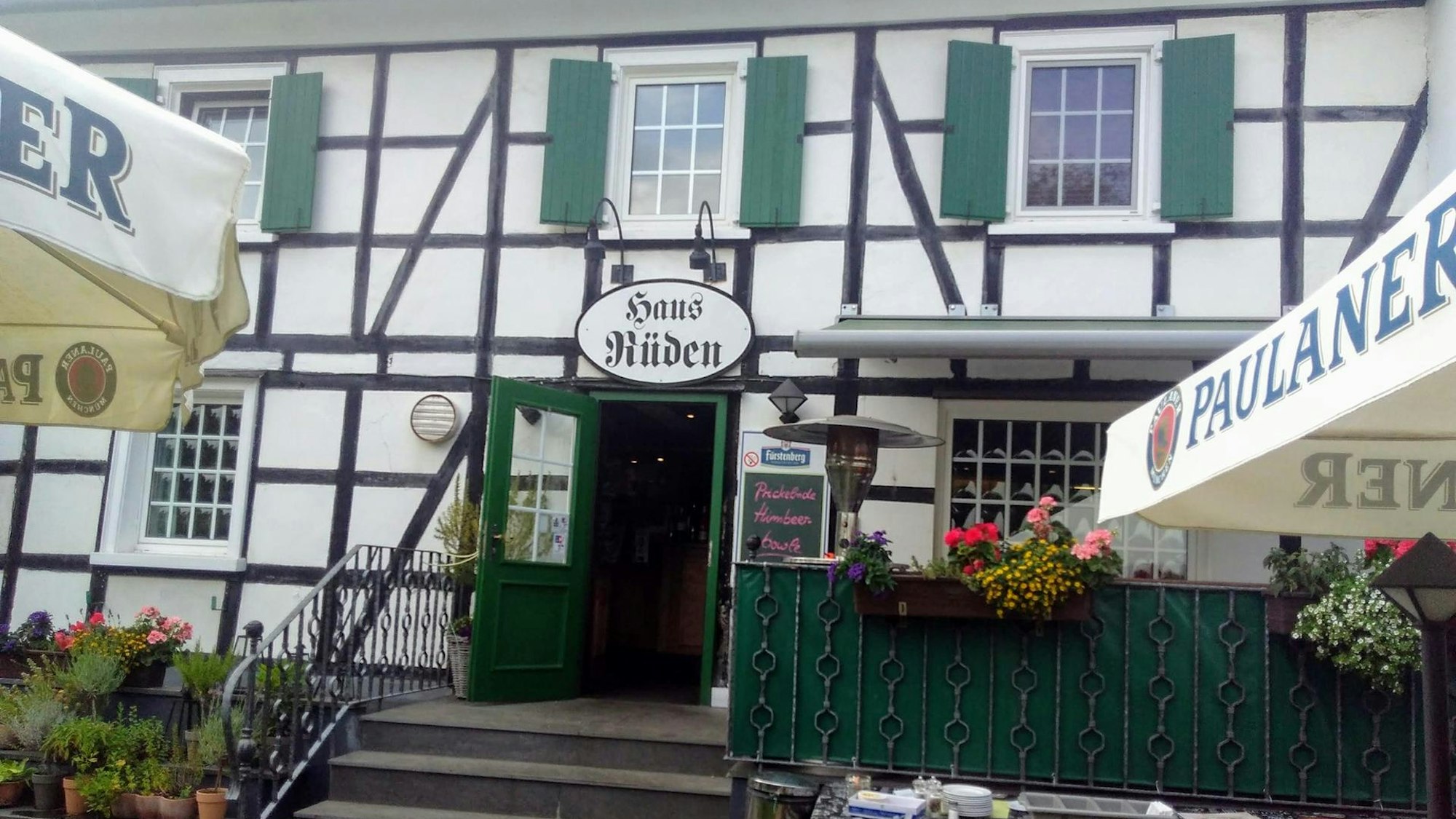 Fachwerkhaus, Restaurant mit Blumen und Tischen