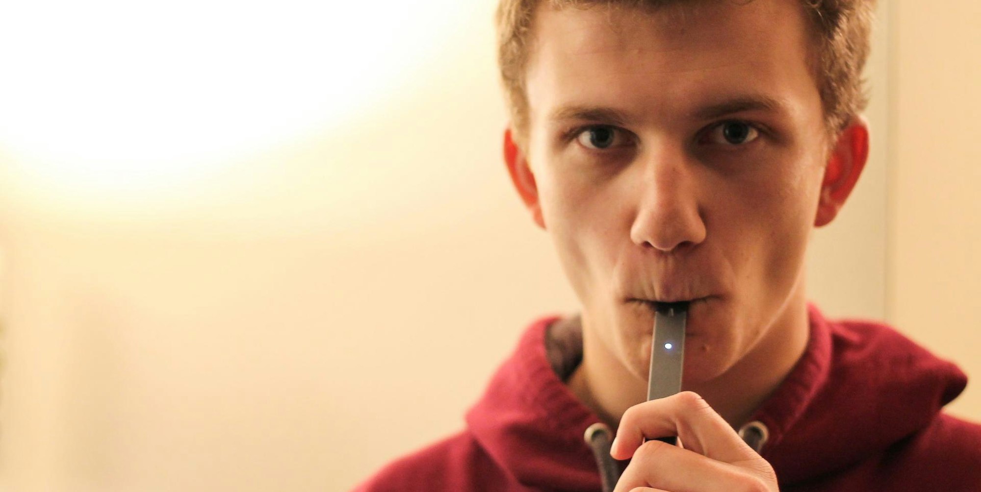 Der Student Nathan Behr raucht eine E-Zigarette der Marke Juul.