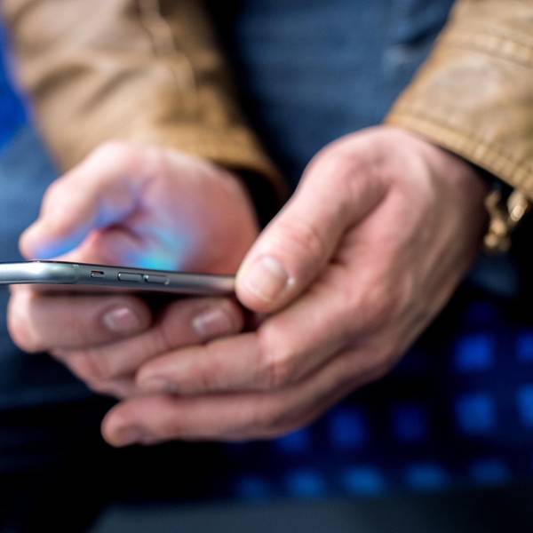 Handy_unterwegs_App_Datenfresser_Instagram