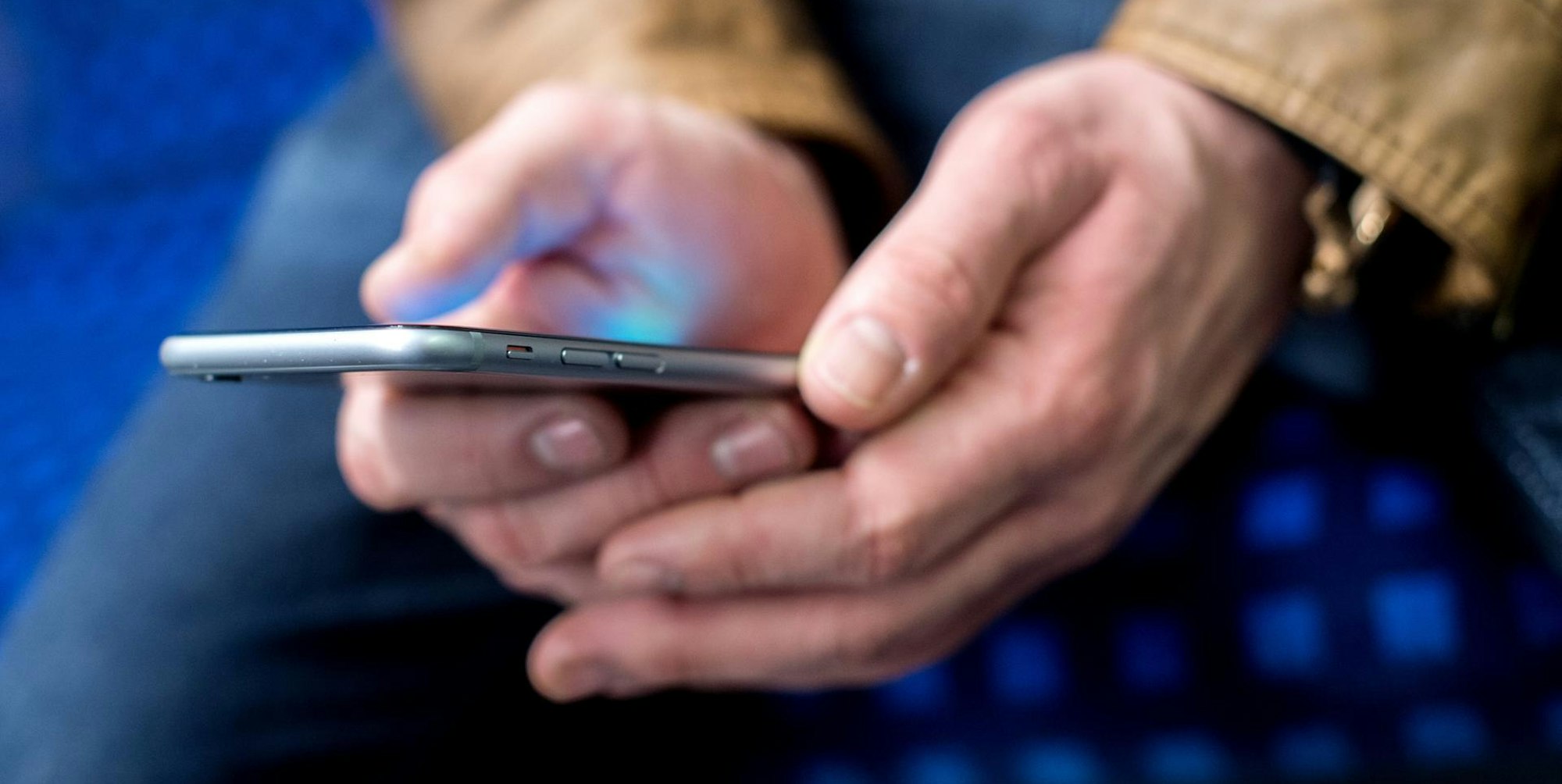 Handy_unterwegs_App_Datenfresser_Instagram