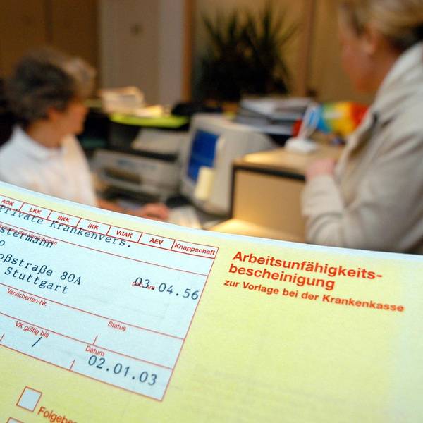 Arbeitsunfähigkeitbescheinigung_Arzt im hintergrund