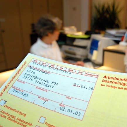 Arbeitsunfähigkeitbescheinigung_Arzt im hintergrund