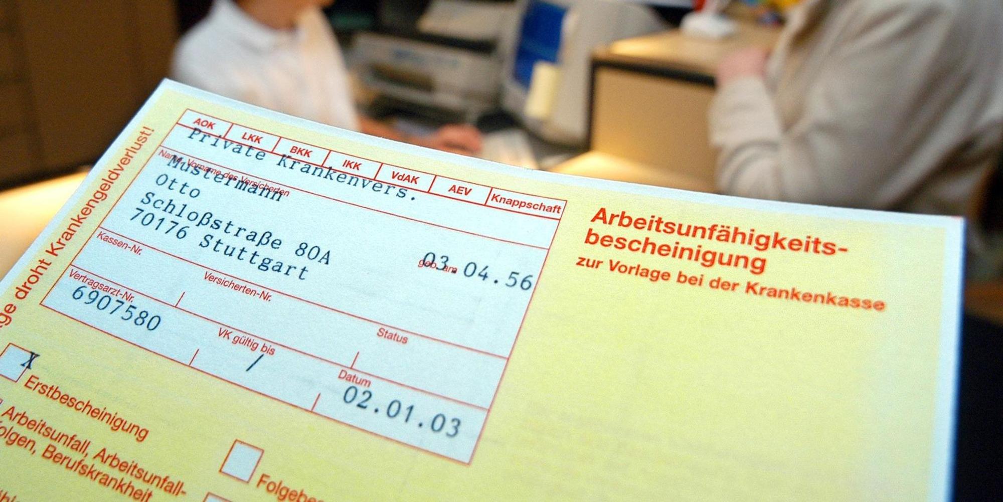 Arbeitsunfähigkeitbescheinigung_Arzt im hintergrund