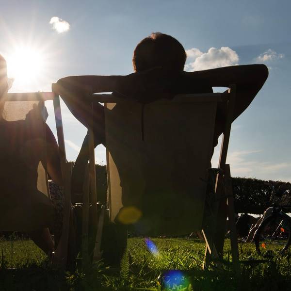 Mann und Frau sitzen in der Sonne und relaxen