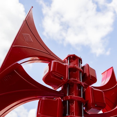 Eine rote Sirene vor blauem Himmel.