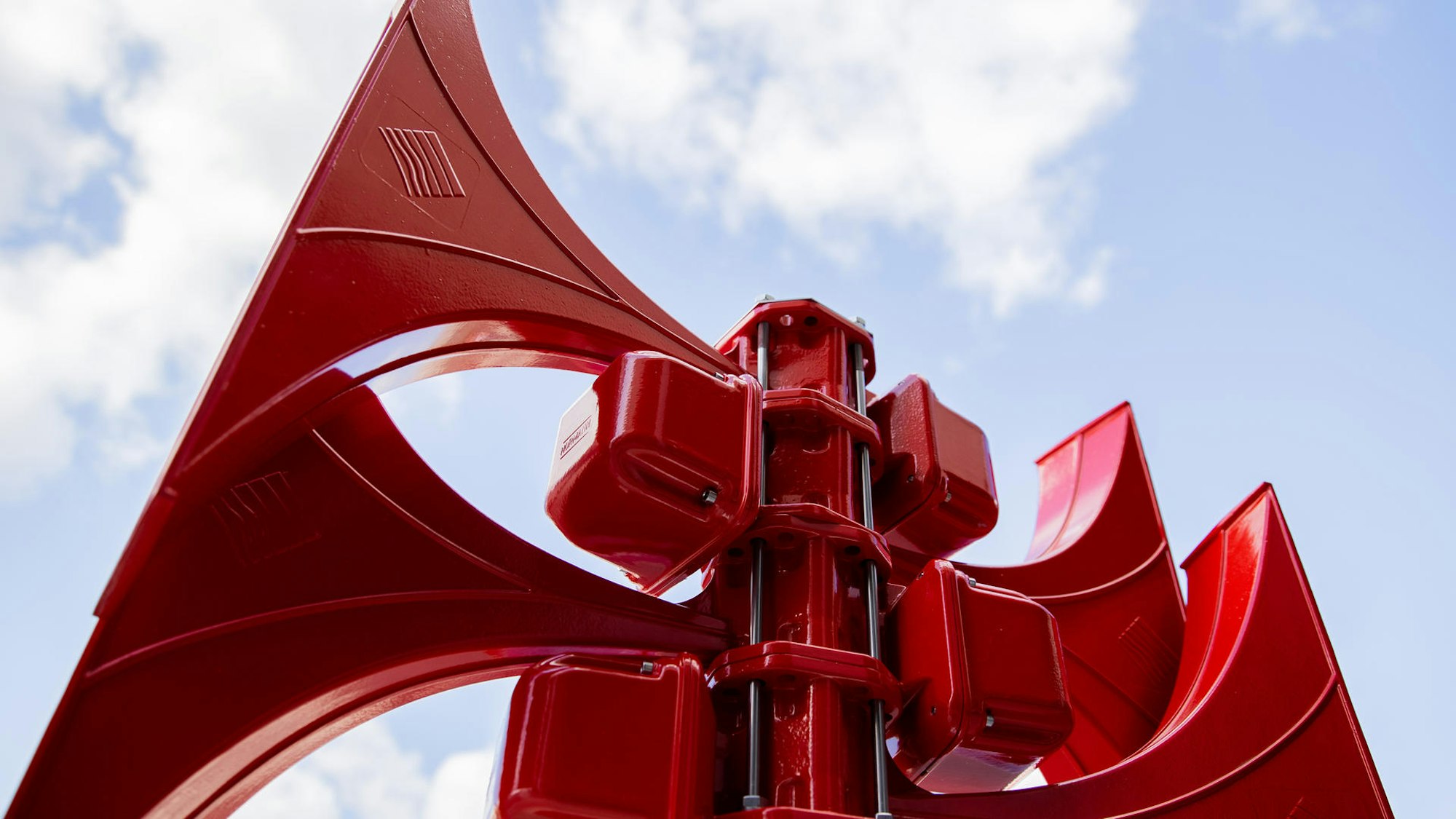 Eine rote Sirene vor blauem Himmel.