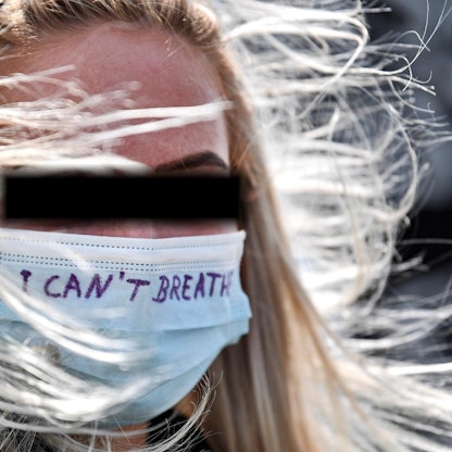 Weiße Demonstrantin gepixelt