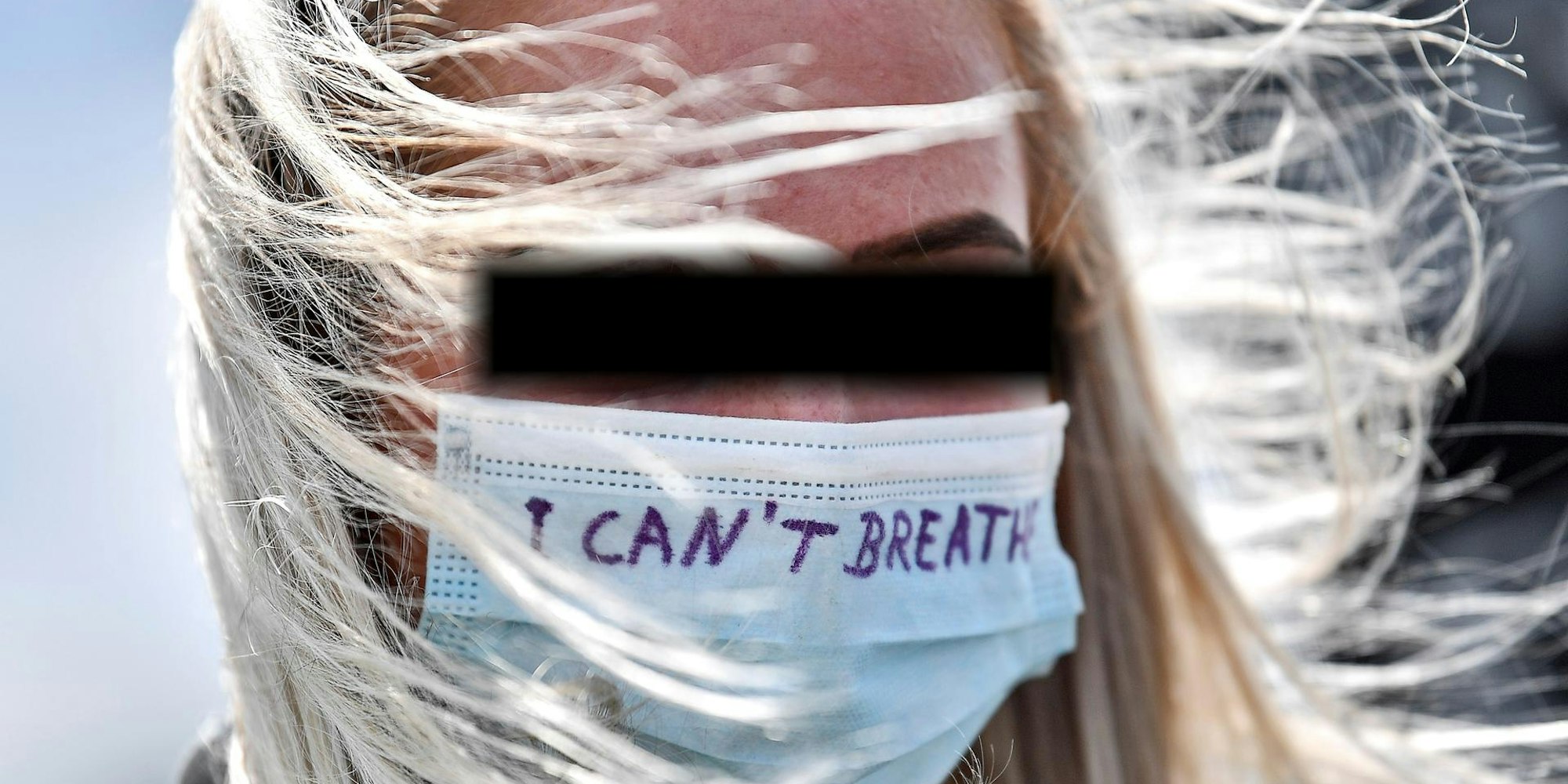 Weiße Demonstrantin gepixelt