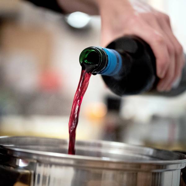 Rotwein im Essen dpa