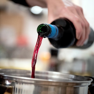 Rotwein im Essen dpa