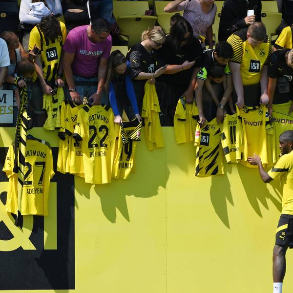 Modeste unterschreibt Trikots
