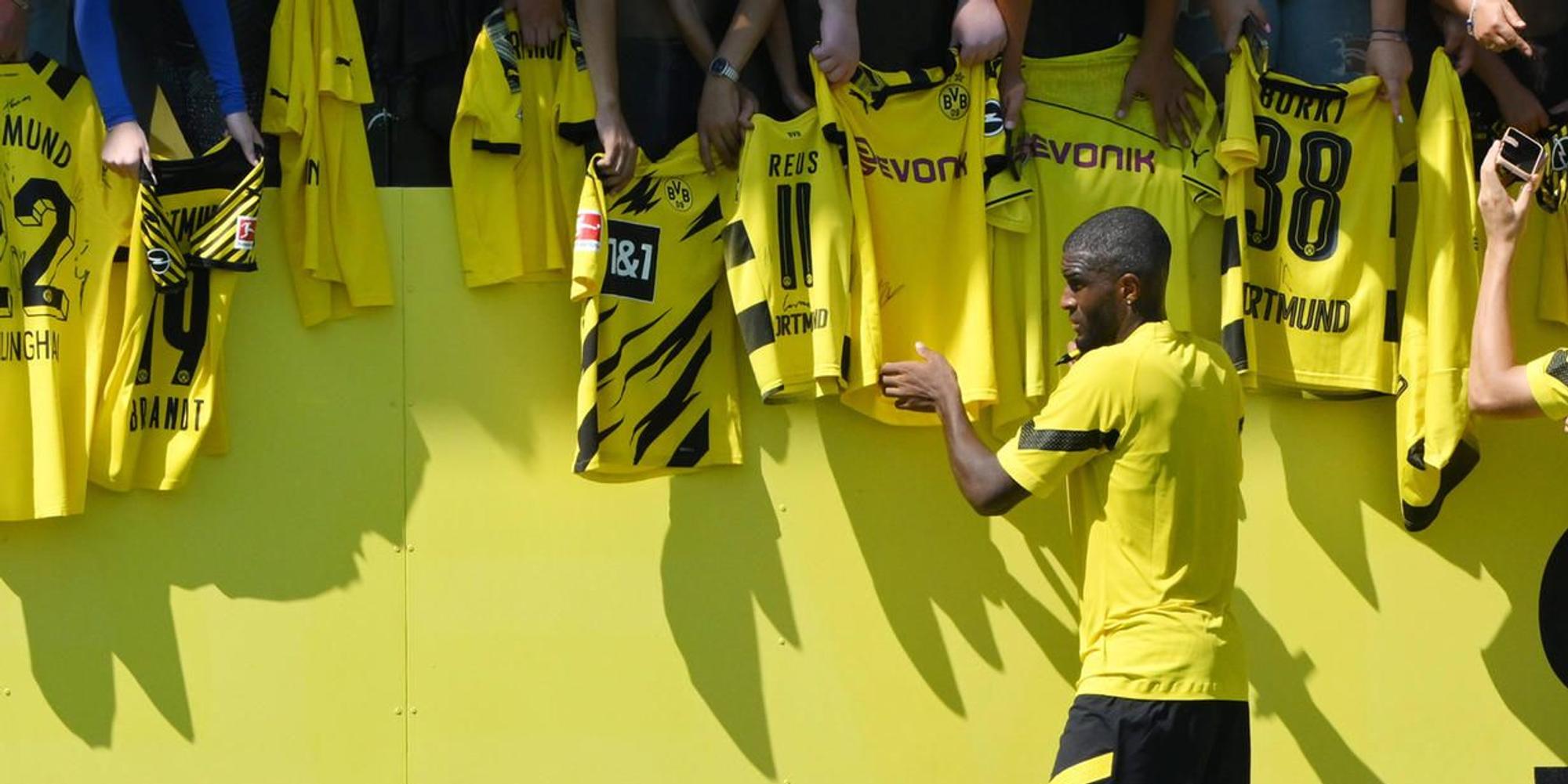 Modeste unterschreibt Trikots