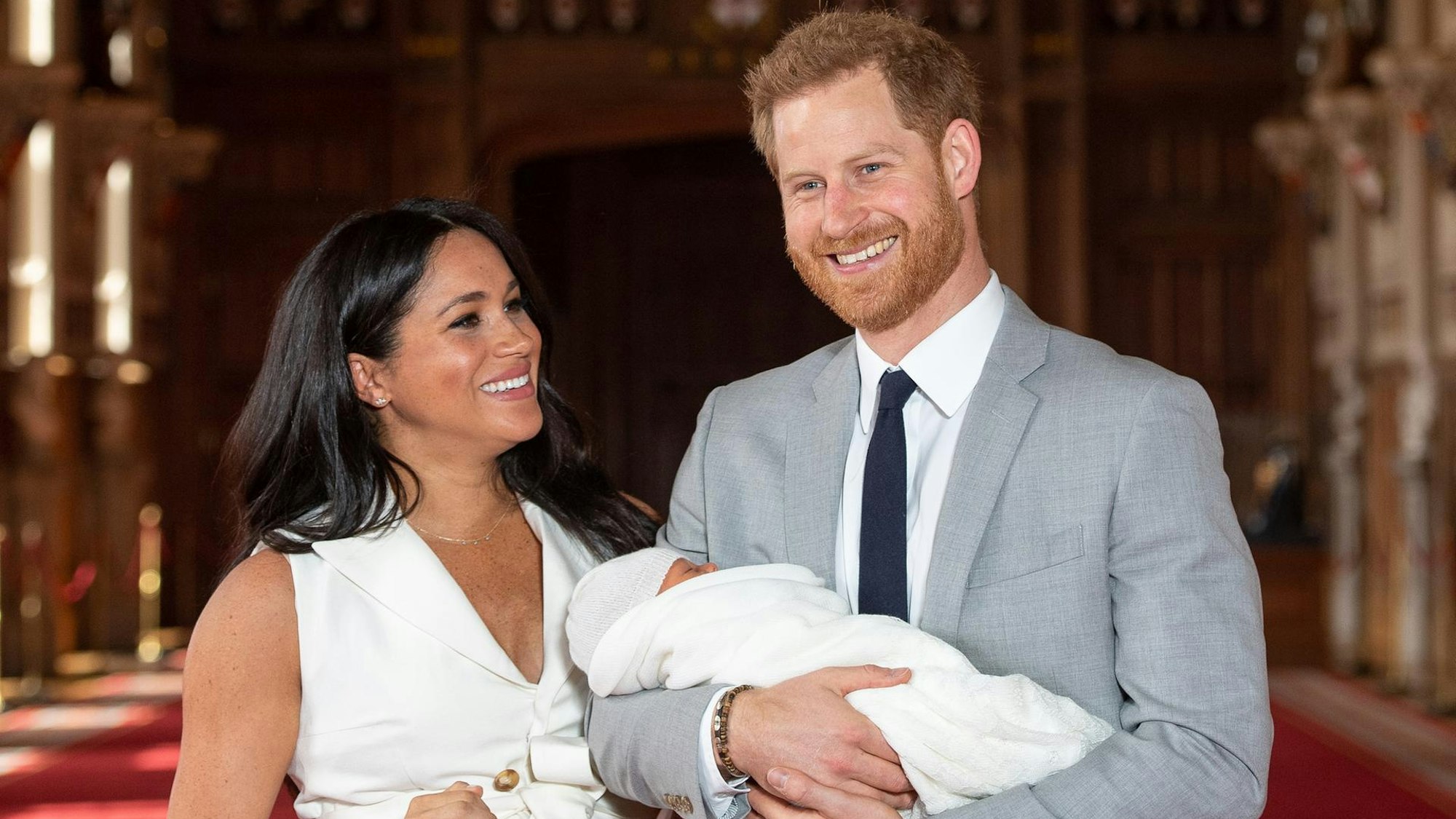 Prinz Harry und seine Frau Meghan mit ihrem neugeborenen Sohn Archie.