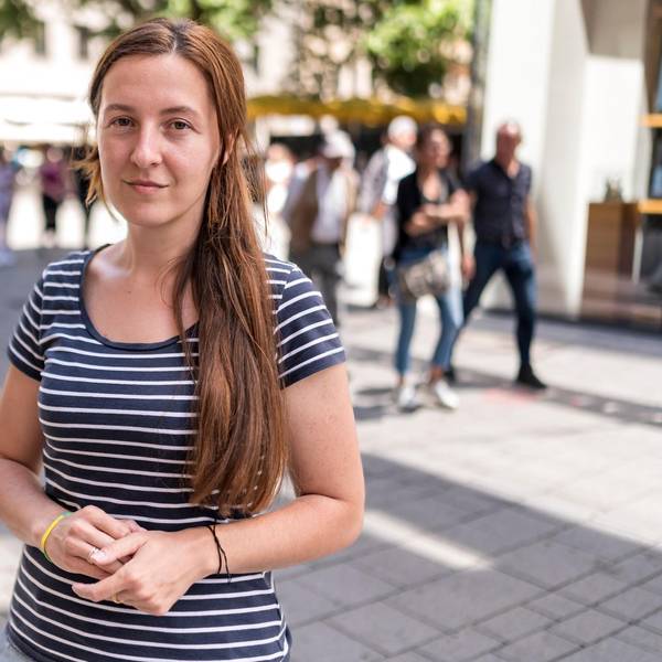 Olga Kolozieva steht in einer Fußgängerzone.