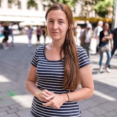 Olga Kolozieva steht in einer Fußgängerzone.