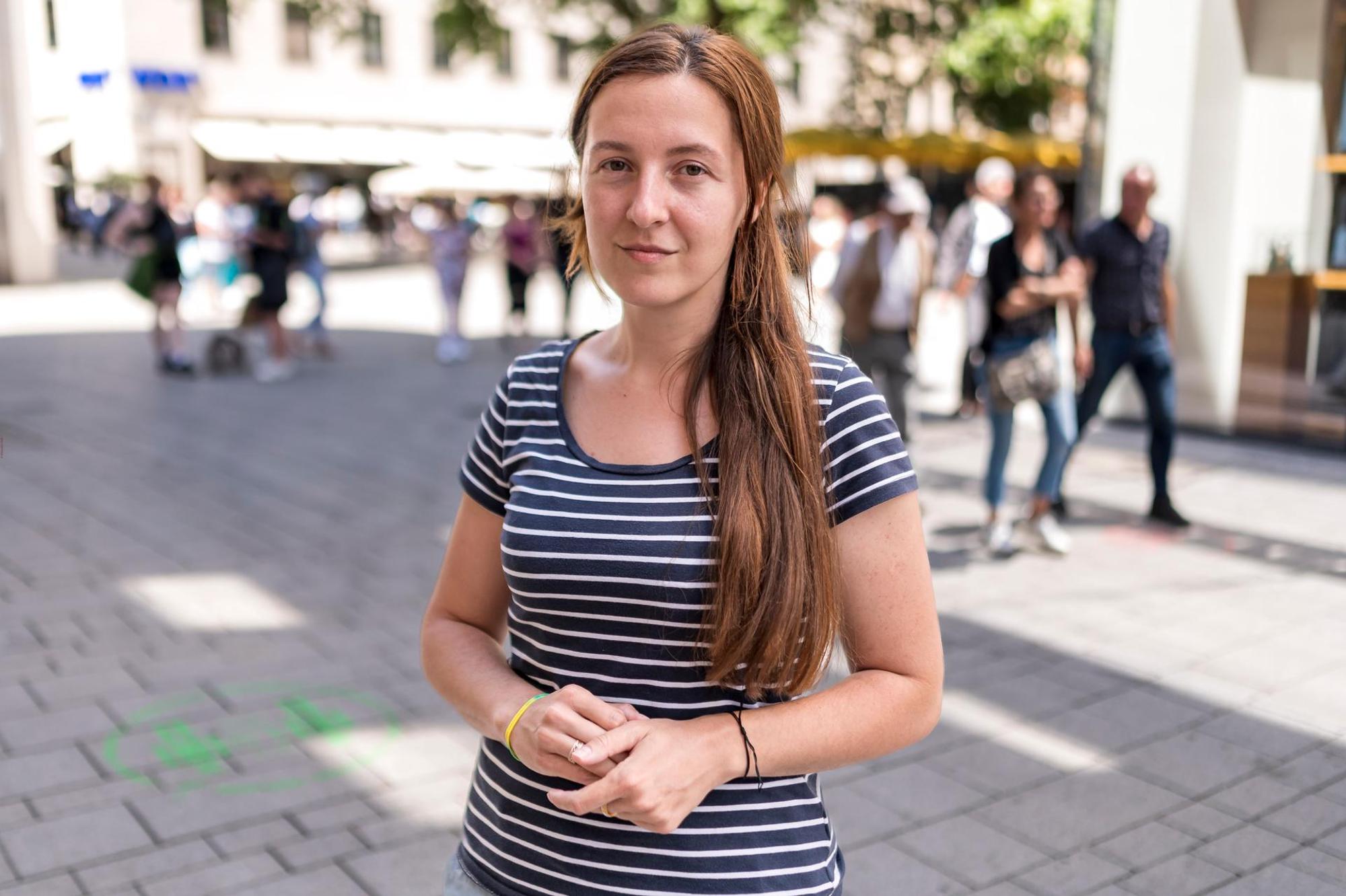 Olga Kolozieva steht in einer Fußgängerzone.