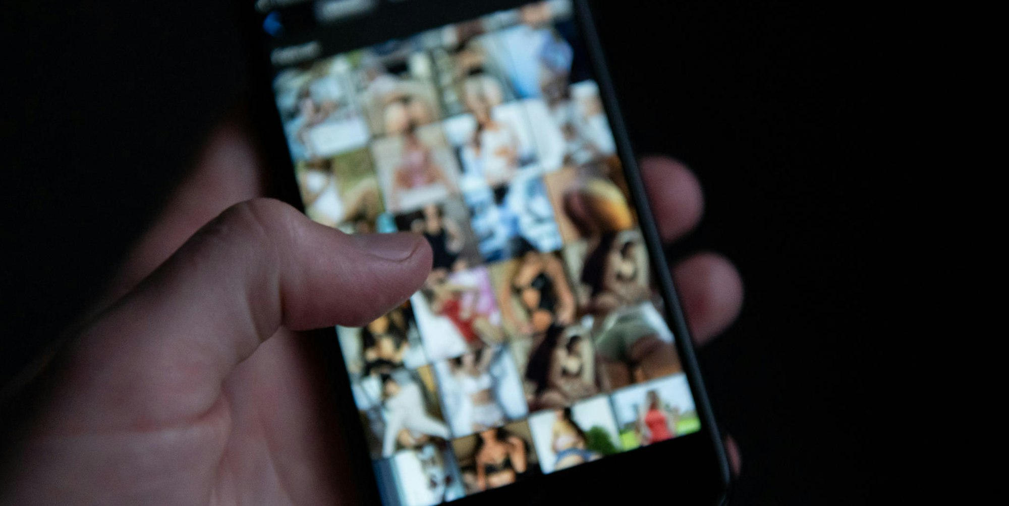 Smartphone Kinderporno Symbolbild