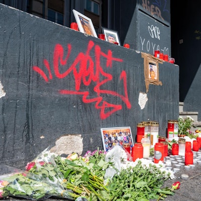 Tatort Blumen Kerzen