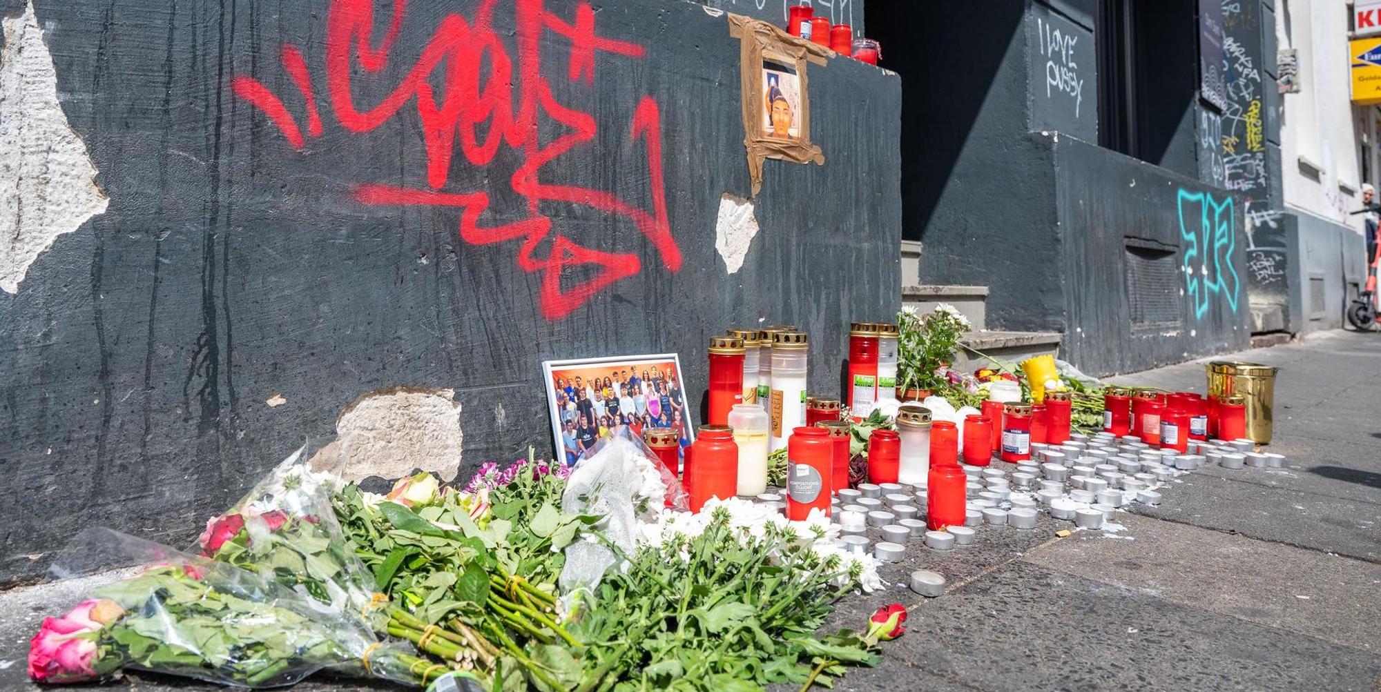 Tatort Blumen Kerzen