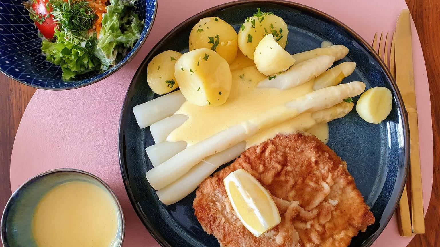 Spargel mit Schnitzel und Kartoffeln aus dem Haus Scholzen in Köln. (Archivbild)