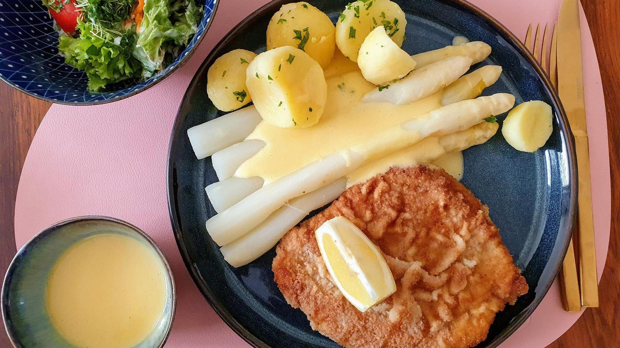 Spargel mit Schnitzel und Kartoffeln aus dem Haus Scholzen in Köln. (Archivbild)