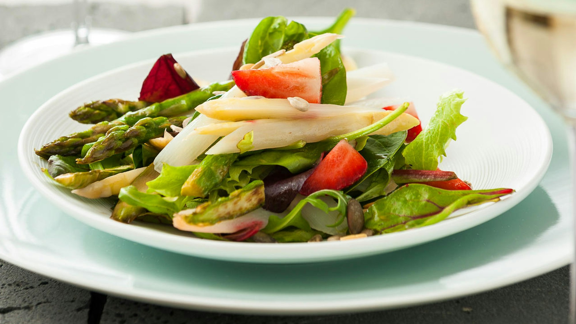 Spargel mit Erdbeeren