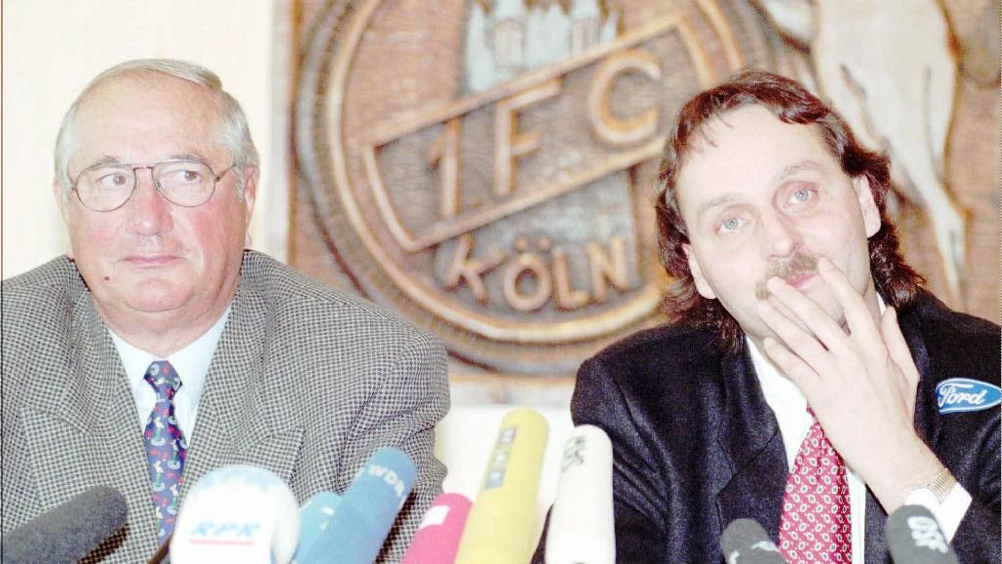 1996: Der damalige FC-Präsident Klaus Hartmann stellt Peter Neururer vor.