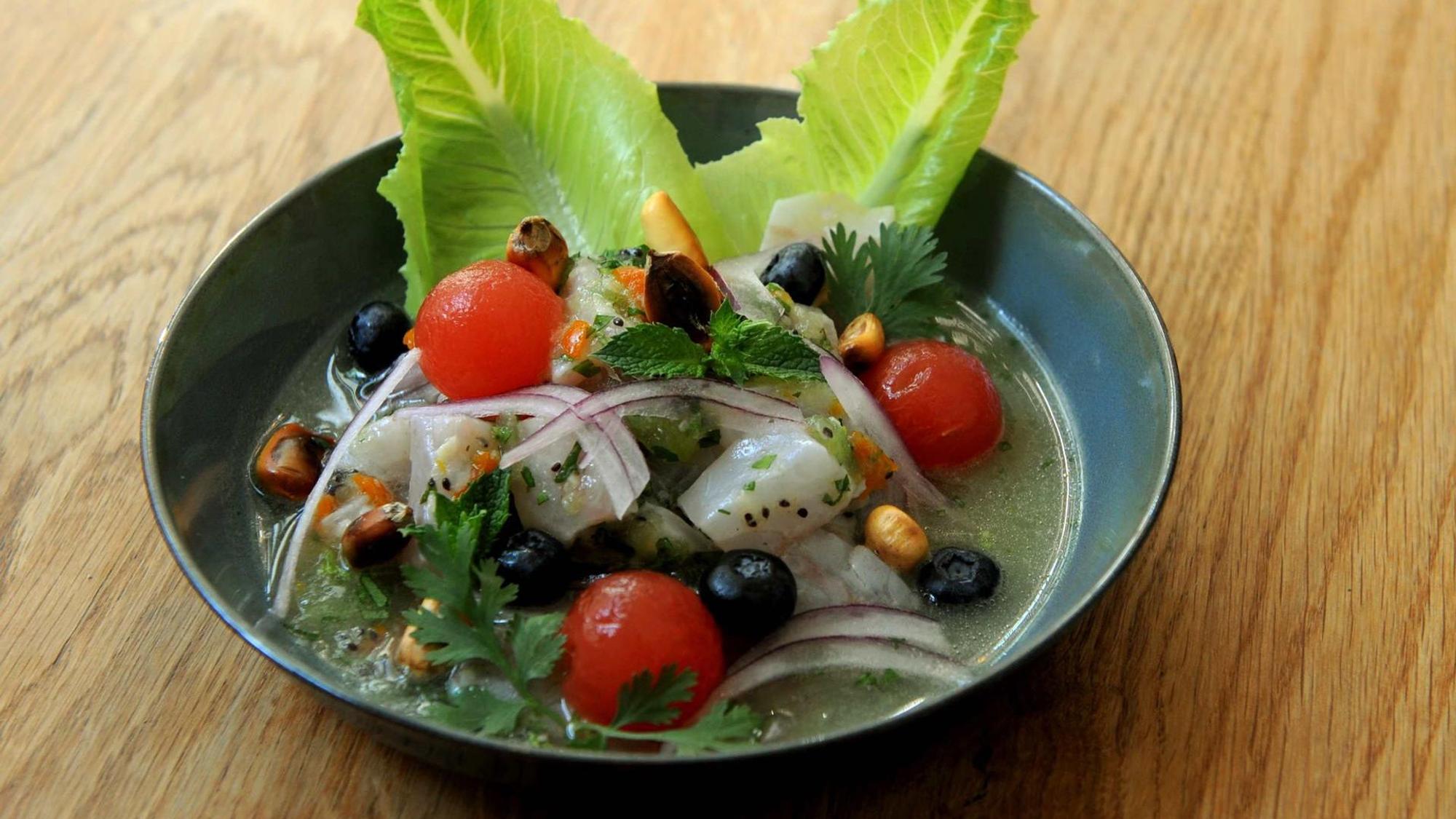 Eine kleine Schüssel Ceviche im Restaurant Tigermilch in Köln.