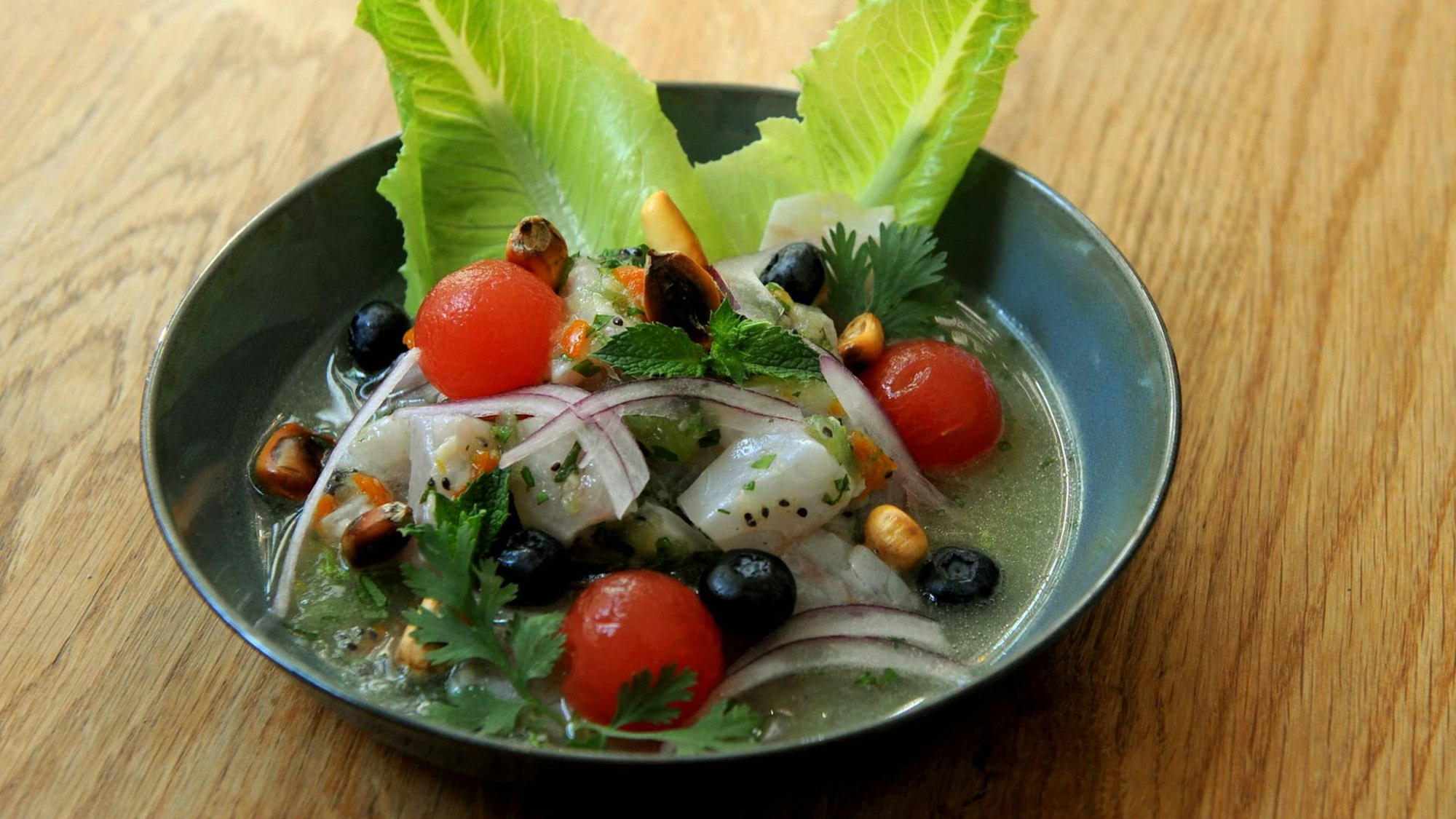 Eine kleine Schüssel Ceviche im Restaurant Tigermilch in Köln.