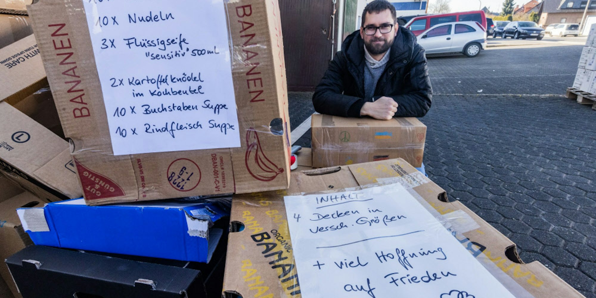 Jakob Dück mit einer Ladung Hilfsgüter