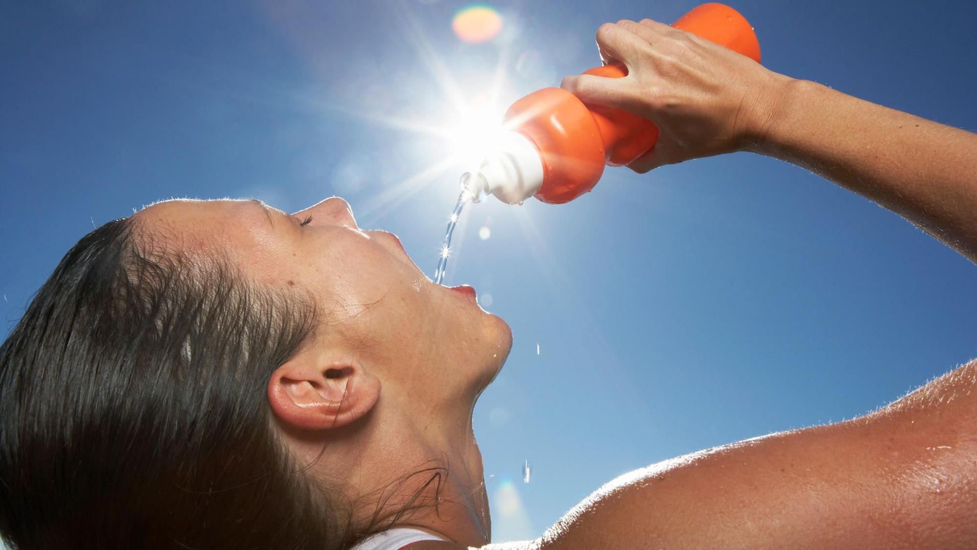 Frau trinkt Wasser